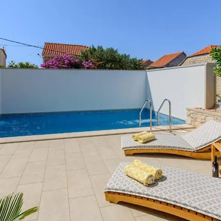 Willa Idyllic Two Bedroom Villa, Pool, Jacuzzi *