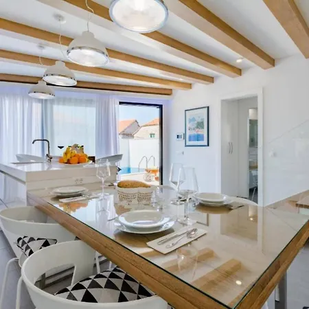 Idyllic Two Bedroom Villa, Pool, Jacuzzi Willa