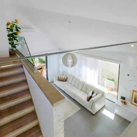 Idyllic Two Bedroom Villa, Pool, Jacuzzi Willa *