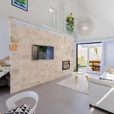 Idyllic Two Bedroom Villa, Pool, Jacuzzi Willa
