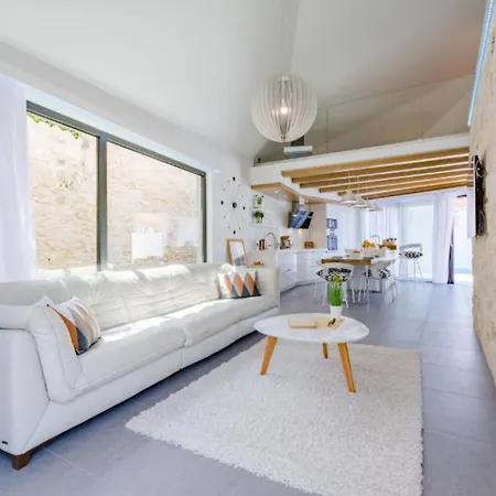Idyllic Two Bedroom Villa, Pool, Jacuzzi Willa *