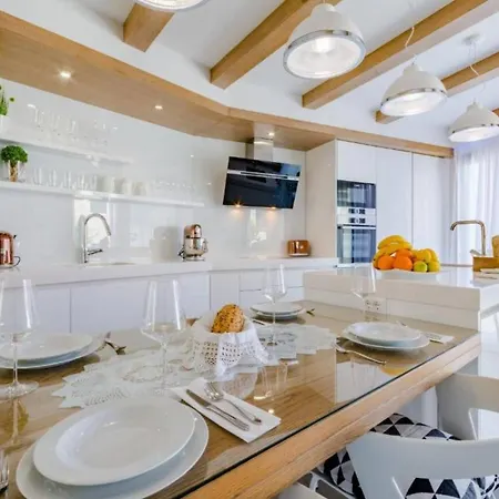 Willa Idyllic Two Bedroom Villa, Pool, Jacuzzi *