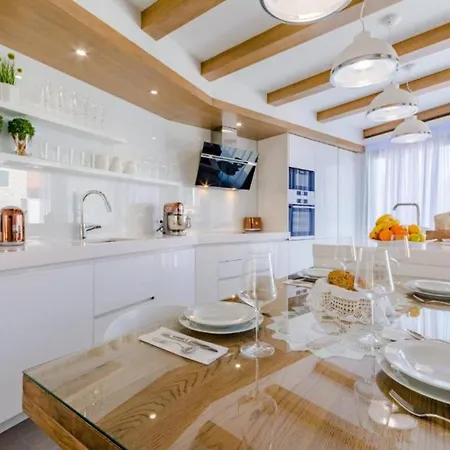 Idyllic Two Bedroom Villa, Pool, Jacuzzi *