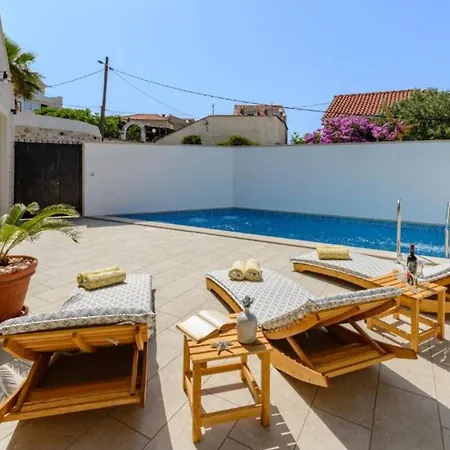 Villa Idyllic Two Bedroom Villa, Pool, Jacuzzi Sutivan