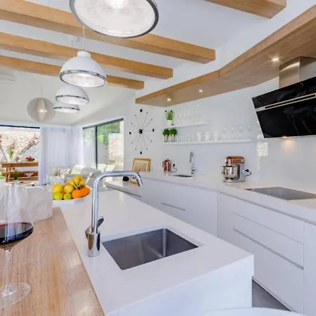 Villa Idyllic Two Bedroom Villa, Pool, Jacuzzi