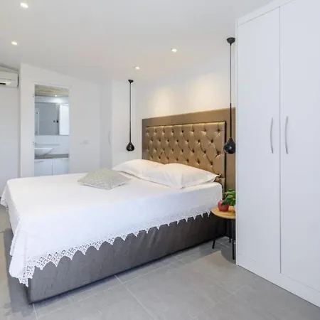 Villa Idyllic Two Bedroom Villa, Pool, Jacuzzi *