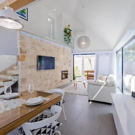 Villa Idyllic Two Bedroom Villa, Pool, Jacuzzi Sutivan