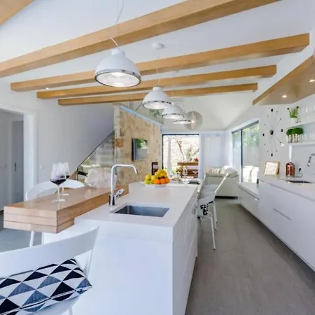 Idyllic Two Bedroom Villa, Pool, Jacuzzi Sutivan