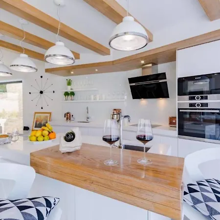 Idyllic Two Bedroom Villa, Pool, Jacuzzi * Sutivan