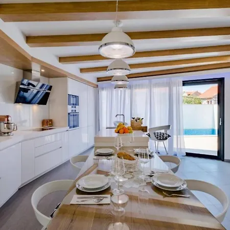 Idyllic Two Bedroom Villa, Pool, Jacuzzi