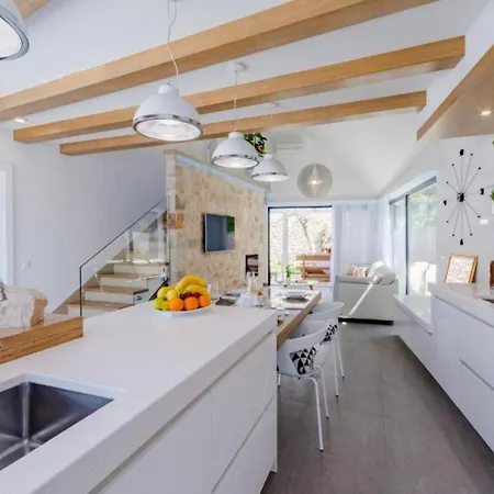 Villa Idyllic Two Bedroom Villa, Pool, Jacuzzi Sutivan