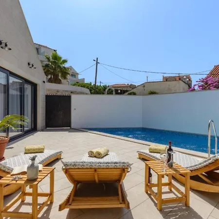 Idyllic Two Bedroom Villa, Pool, Jacuzzi Sutivan