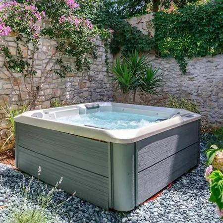 Idyllic Two Bedroom Villa, Pool, Jacuzzi * Sutivan