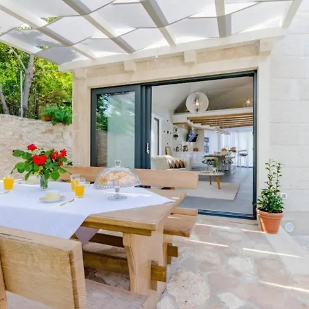 Idyllic Two Bedroom Villa, Pool, Jacuzzi