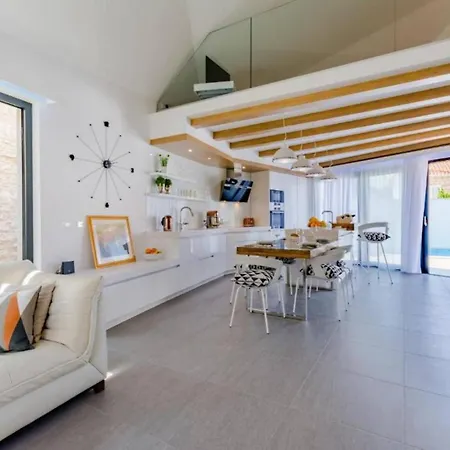 Idyllic Two Bedroom Villa, Pool, Jacuzzi Villa