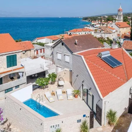 Idyllic Two Bedroom Villa, Pool, Jacuzzi Sutivan