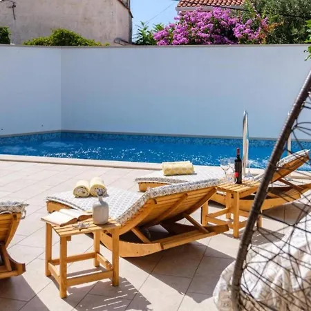 Idyllic Two Bedroom Villa, Pool, Jacuzzi * Sutivan