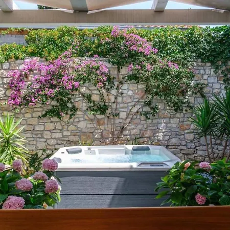 Idyllic Two Bedroom Villa, Pool, Jacuzzi