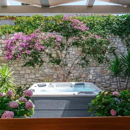 Idyllic Two Bedroom Villa, Pool, Jacuzzi