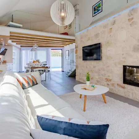 Villa Idyllic Two Bedroom Villa, Pool, Jacuzzi