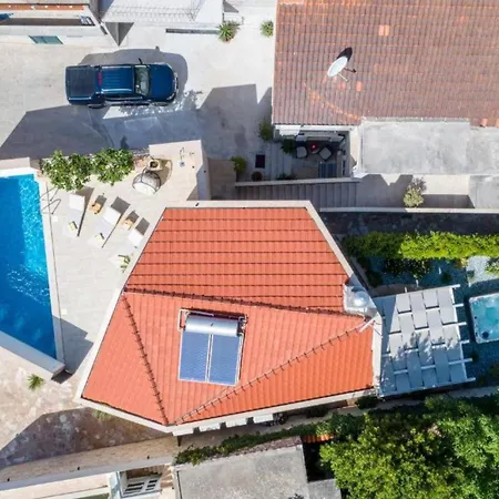 Villa Idyllic Two Bedroom Villa, Pool, Jacuzzi *