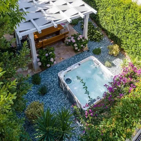 Idyllic Two Bedroom Villa, Pool, Jacuzzi Villa Sutivan