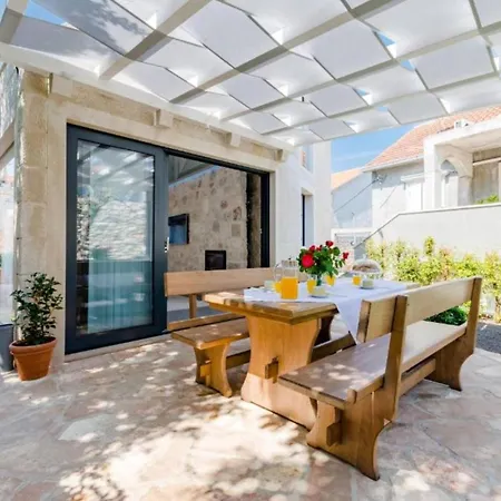 Idyllic Two Bedroom Villa, Pool, Jacuzzi Sutivan