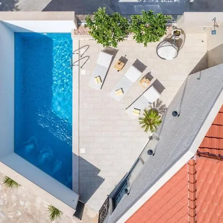 Idyllic Two Bedroom Villa, Pool, Jacuzzi * Sutivan