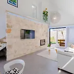 Idyllic Two Bedroom Villa, Pool, Jacuzzi فيلة