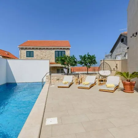 Idyllic Two Bedroom Villa, Pool, Jacuzzi فيلة