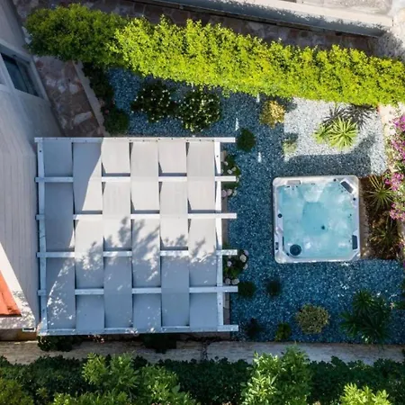 Idyllic Two Bedroom Villa, Pool, Jacuzzi فيلة *